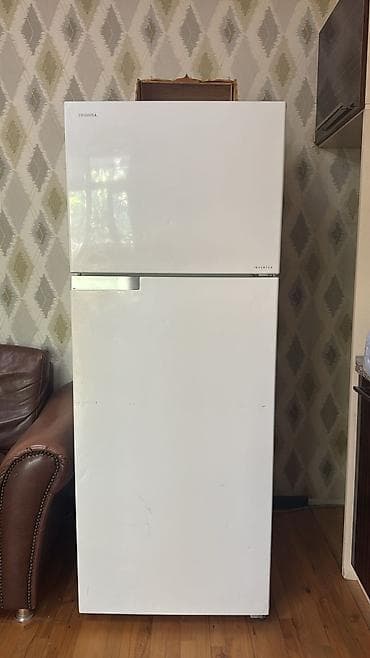 2 qapılı Toshiba Soyuducu Satılır, rəng - Ağ, Təkərli — 2