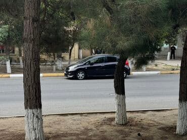 ucuz elektrikli motosiklet: Nissan Note, qara rəng, 5 qapılı hetçbek. Arxa spoylerli, yığcam və — 5