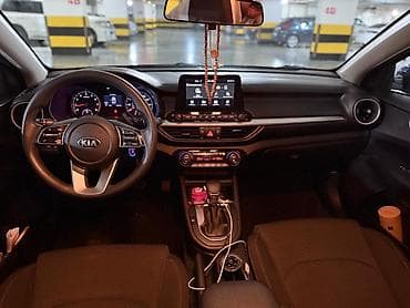 Kia Sorento – şəhər və uzun məsafələr üçün rahat 7 yerlik SUV. Əsas — 8