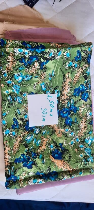 atlas parça qiyməti: Qarışıq şifon5azn
Yaşıl güllü 8azn
Gül qurusu 7 azn.
Bej 20 azn — 2