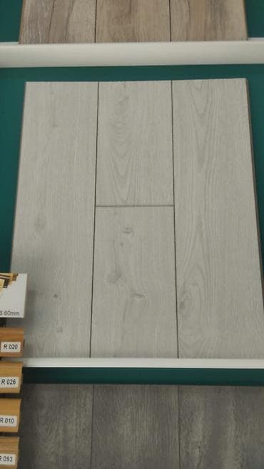 Ağ-açıq boz tonlarda taxta teksturalı laminat döşəmə paneli -