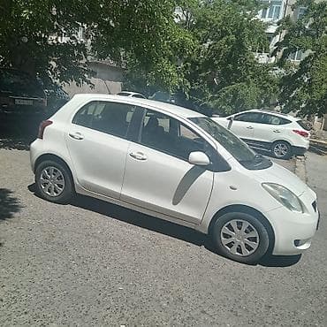 şuşeler: Toyota Yaris 5 qapı, ağ rəngdə hatchback. Mühərrik və texniki — 1
