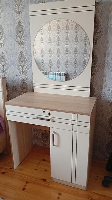 Ayna ilə makiyaj/komod masası. Açar yeri 2 defe deşilib. Xırda defekti