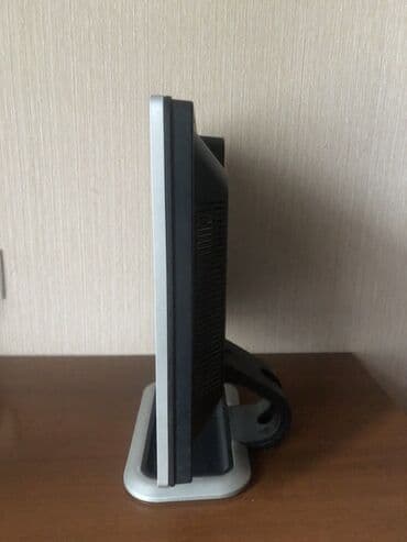 pc monitor: HP L1710 LCD monitor - Ekran: 17 düym, 5:4 nisbət, düz panel - Model — 2