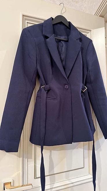 Tünd göy rəngli qadın blazer - Klassik yaxalıq və bir düyməli bağlama