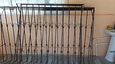 Metall pəncərə barmaqlığı, plastik pəncərə blokları və otaq qapısı