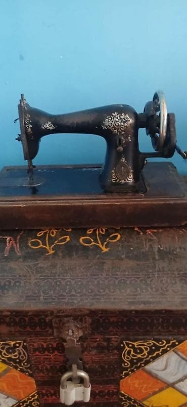 Məhsul: Singer əl tikiş maşını Təsvir: - 1930-cu ildən əvvələ aid çox — 1