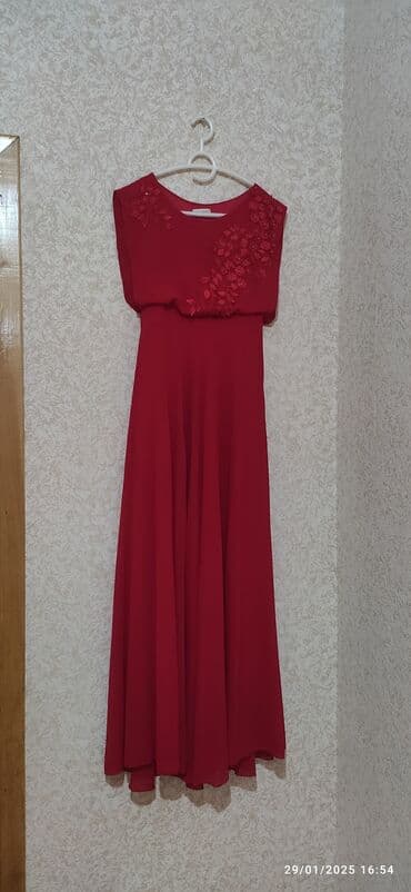Hicab: Qadın axşam geyimləri – 3 model. 2defe geyinilib. 1) Qırmızı uzun — 1