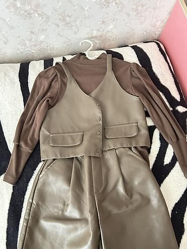 tulku derisi: Qız uşağı üçen – eko dəridən şortik və qolsuz jilet, üstündə incə — 1