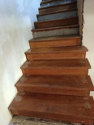 Məhsul: Taxta pilləkən pillələri və üzlük panelləri (sökülmüş dəst)