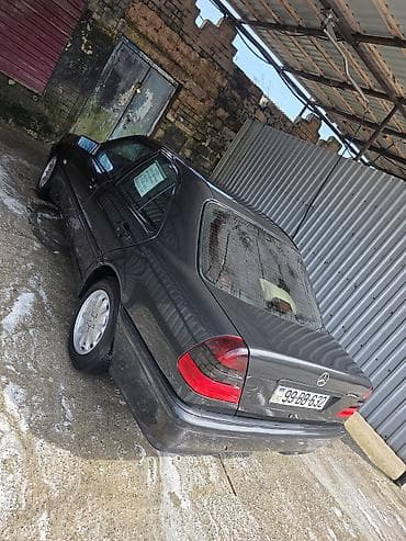Salam maşın Aylə maşınıdır öz adimadir 1999.2000 model 1.8 Elektiron