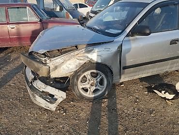niva oturacaq: Hyundai Elantra, gümüşü rəng. Sedan kuzov. Texniki xüsusiyyətlər: - — 7