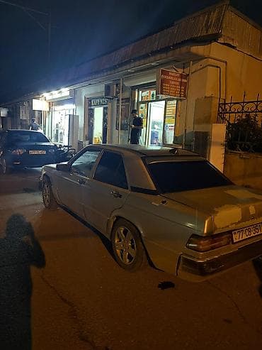 e 3 2: Mercedes-Benz 190 (W201): 1.8 l | 1990 il Sedan — 2