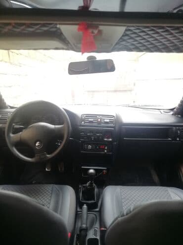 Digər nəqliyyat: Opel sedan • Kuzov: qara rəng, ön-arka tam ölçülü bamperlər, arxa — 3