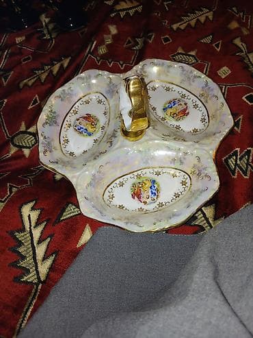 İki bölməli, mərkəzdə qızılı tutacaqlı porselen qəlyanaltı/konfet