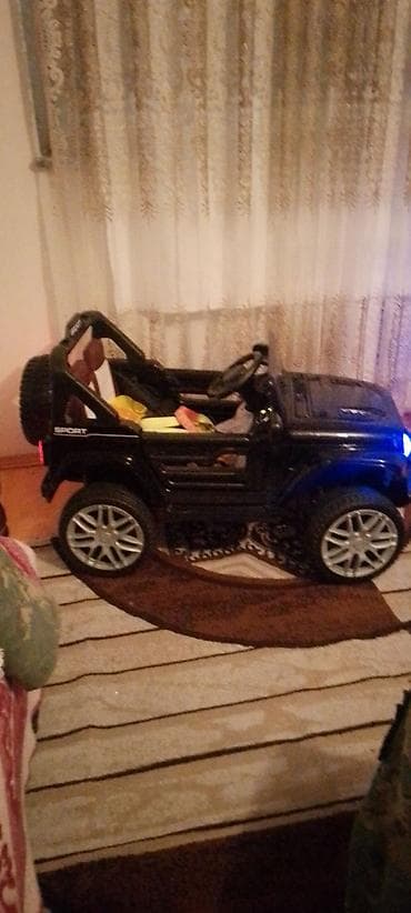 Uşaq üçün elektrikli maşın – Jeep tipli, qara rəng. Xüsusiyyətlər: - — 2