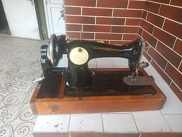 gedim: Klassik mexaniki tikiş maşını – taxta baza və qapaqla - Qədim — 2