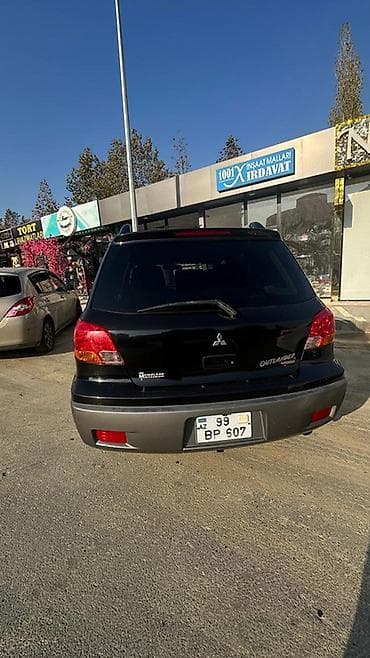 Транспорт: Mitsubishi Outlander – qara rəng, 5 qapı, kompakt SUV. Maşın tam — 3