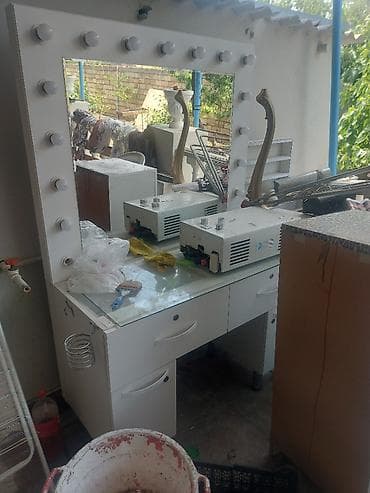 İşlənmiş, Saş kəsimi üçün masa, Güzgülü