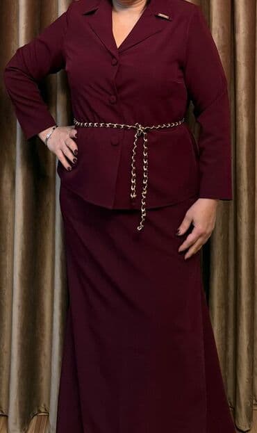 gence geyim: Bordo rəngdə iki hissəli dəst: - Uzun ətək və qısa, düyməli jaket - — 3