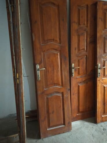 Qəhvəyi rəngli taxta teksturalı interyer qapısı. Qapının üzərində