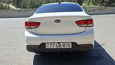 Kia: Kia Rio sedan – ağ rəng, Azərbaycan nömrə nişanı ilə. Şəhər və uzun — 6