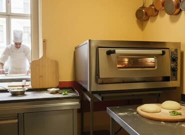 Restoran, kafe avadanlığı: Salam.Restoran fırını satışdadır İçərisi 60×60a-dır vəziyyəti əladır — 2