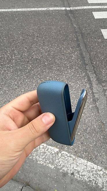 super zeng 2: IQOS Iluma cihazı – mavi rəngdə, maqnit qapaqlı dizayn. İqosun ici — 1