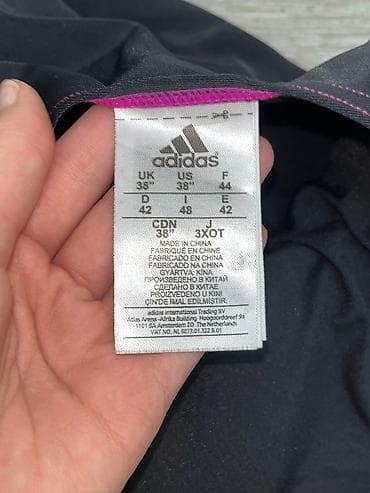 brend geyimlər: Orginal adidas geyinilmeyib.
Baha alınıb — 4