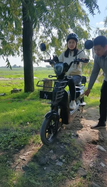 bu avtomobil traktor variantı: Elektrik skuter - Şəhər içi rahat hərəkət üçün elektrikli model - Ön — 2