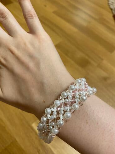 qadınlar üçün strazlı papaqlar: Mirvari və çəhrayı kristallarla bəzədilmiş dəst. Başqa rənglərdə — 2