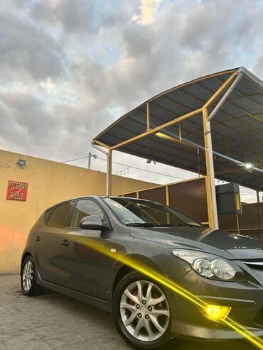 кондиционер купить в баку: Tünd boz rəngdə "Hyundai i30" hetçbek avtomobili. Avtomobilin arxa — 1