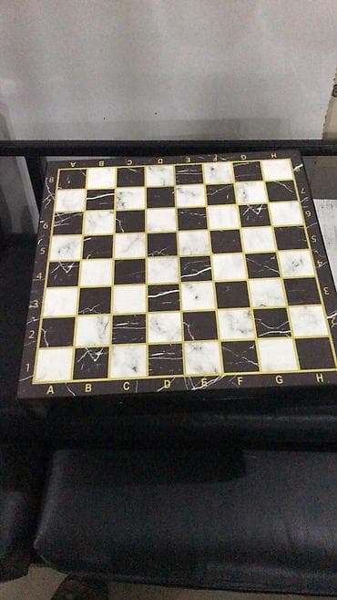 şahmat: Şahmat dəsti, qızılı və gümüşü rəngli parçaları olan, qara rəngli — 2