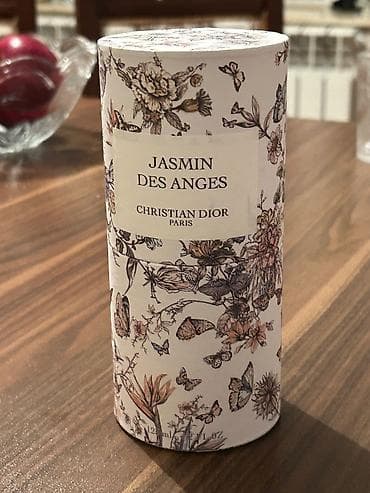 Kosmetika: Zərif və qadınsayağı çiçək ətiridir. Bu ətirin əsas notu yasəməndir — 4