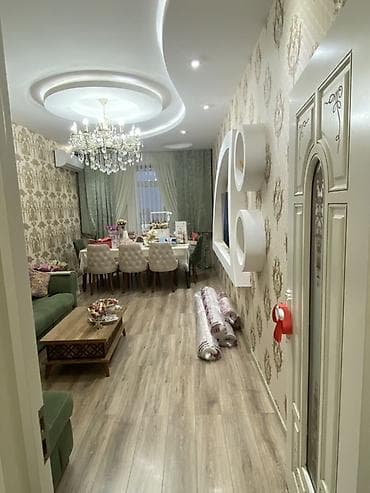 carpayı divan: Təsvir: - Zal: Zərif kristal çilçıraq, dairəvi-naxışlı alçıpan tavan — 3