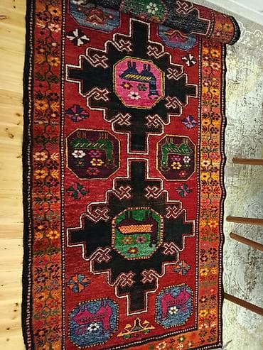 Xalça – əl işi, yundan, ənənəvi naxışlı - Material: təbii yun sap -