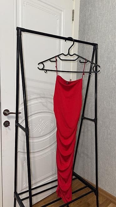 Qırmızı rəngli zərif qadın paltarı - Model: Uzun, dar siluetli