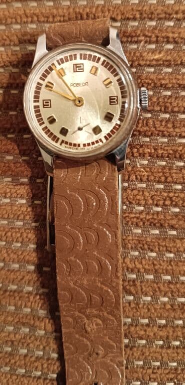 ayaq ustu saat: Qol Mexaniki Əntiq saat 1945 il, Paslanmayan polad — 1