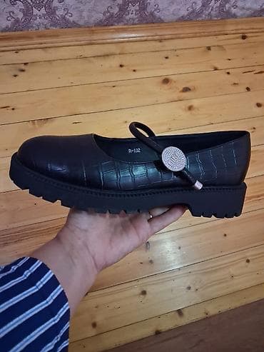 qadin ayaqqabı: Razmet 41-41,5. Qara rəngdə, Baskeoid brendinə aid, timsah dərisi — 2