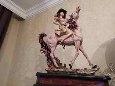 Figura ocen'' bol'shaya nə mebel nə lakin na podstavku