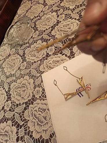 Zəncirli, qızılı rəngli metal qalstuk sancaqları. Bu dəstə bir neçə