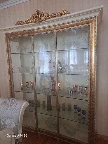Klassik üslubda şüşə vitrin-dolab - 3 bölməli, şüşə qapılı vitrin -