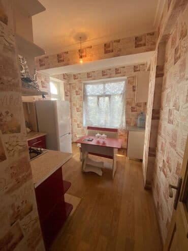 kiraye ev qarayevde: Gənclik m\s-nın düz yanında 5 mərtəbəli binanın 4-cü mərtəbəsində — 14