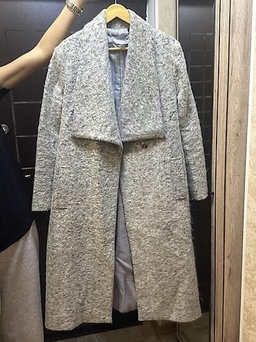 Qadın palto – boz (melanj) rəngdə, uzun kəsim. işlənmişdir, bir neçə