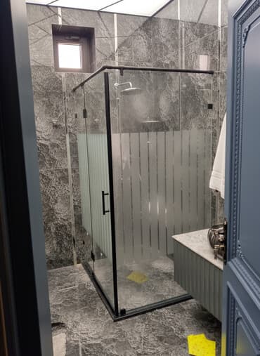 şifirler: Şüşə duş kabinası – müasir hamam interyeri üçün minimalist həll - — 1
