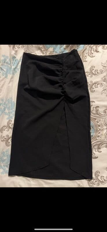 Digər qadın geyimləri: Qadın ətəyi – qara, midi uzunluqda - Model: Asimmetrik ön kəsimli, yan — 1