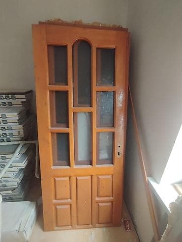 qapi alemi: Ağac qapı, dekorativ şüşəli model.

4 eded,qiymet birne aidi 45 az — 1
