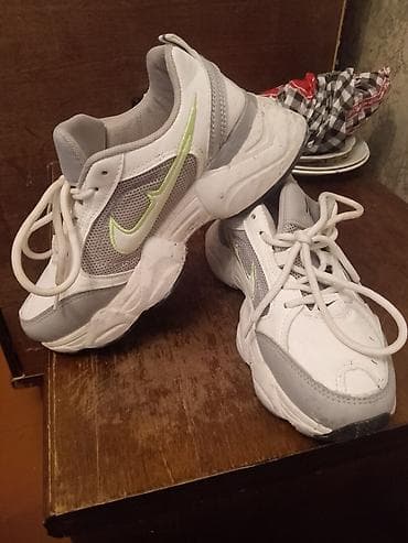 Çəkmələr: Ağ‑boz rəng çalarlarında idman ayaqqabısı. - Üst hissə: ağ süni dəri — 2