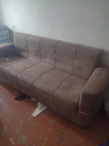 kunc divan modelleri 2019: Qəhvəyi rəngdə yumşaq parça ilə üzlənmiş 3 nəfərlik divan — 2