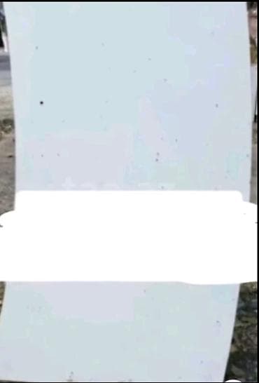 islenmis seyf qapi: Ağ rəngli, hamar səthli böyük panel/levha. Xüsusiyyətlər: - Rəng: ağ — 1